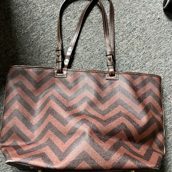 Dooney & Bourke Large Brown Tan Chevron Tote - Picture 5 of 12